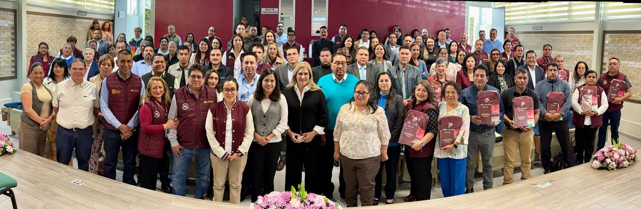 20251028EntregaKitsDocentes1